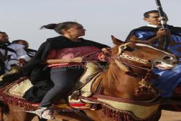 Image du Maroc Professionnelle de  Course typiquement marocaine dite ''la Fantasia'' organisé dans un site désertique sur lequel la ville de Tan Tan a toujours accueilli la majorité des tribus et des grandes familles nomades du désert lors d'un grand Moussem, Samedi 7 Septembre 2013. Le festival parrainé par l'UNESCO rassemble des milliers de nomades du Maroc. (Photo / Abdeljalil Bounhar)